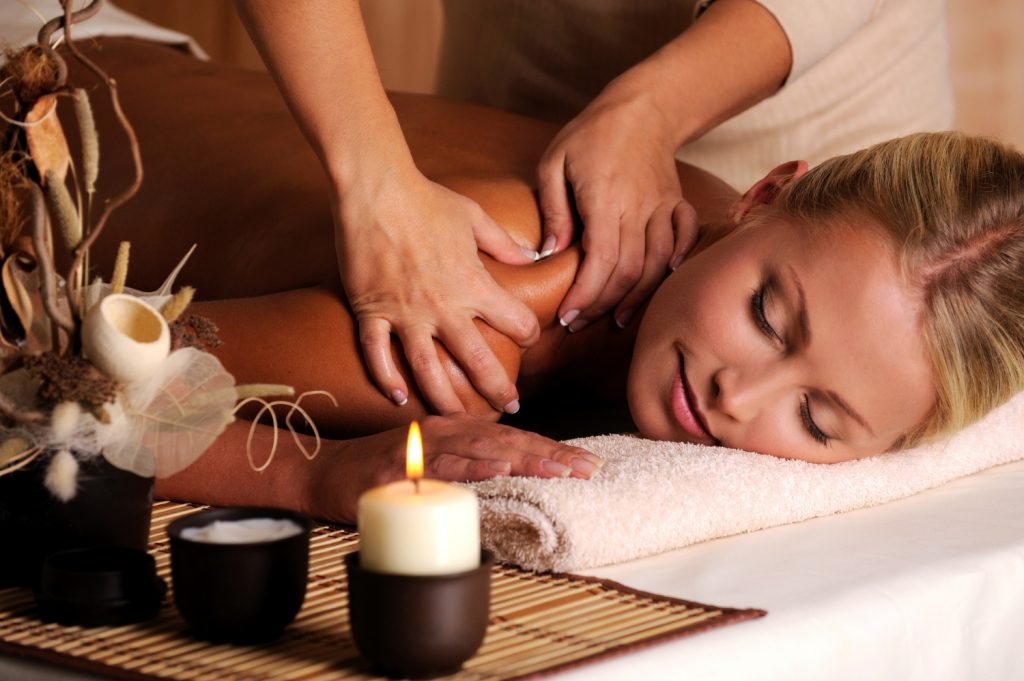 Tharatip_Schultermassage